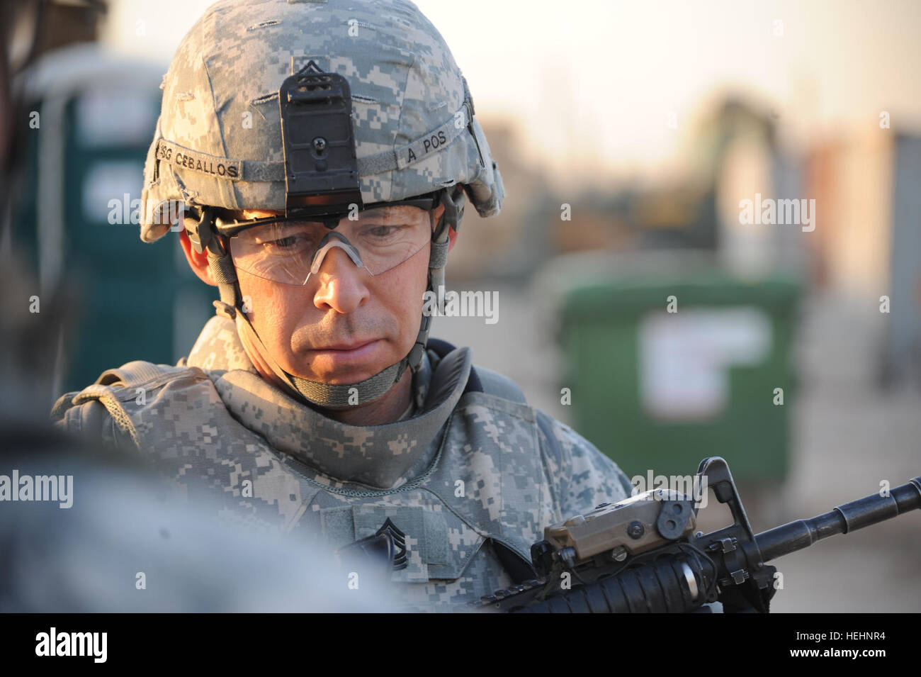 Stati Uniti Esercito Sgt 1a. David Ceballos della compagnia D, 2° Battaglione, 505th Parachute Reggimento di Fanteria, 3° Brigata Team di combattimento, ottantaduesima Airborne Division, attende di partire per la sicurezza comune Beladiyat stazione per un' operazione congiunta con iracheno della polizia nazionale, in avanzamento base operativa della lealtà, Eastern Baghdad, Iraq, a gennaio 8, 2009. Funzionamento congiunto con la nazionale irachena di polizia sul funzionamento in avanti la fedeltà di Base 143991 Foto Stock