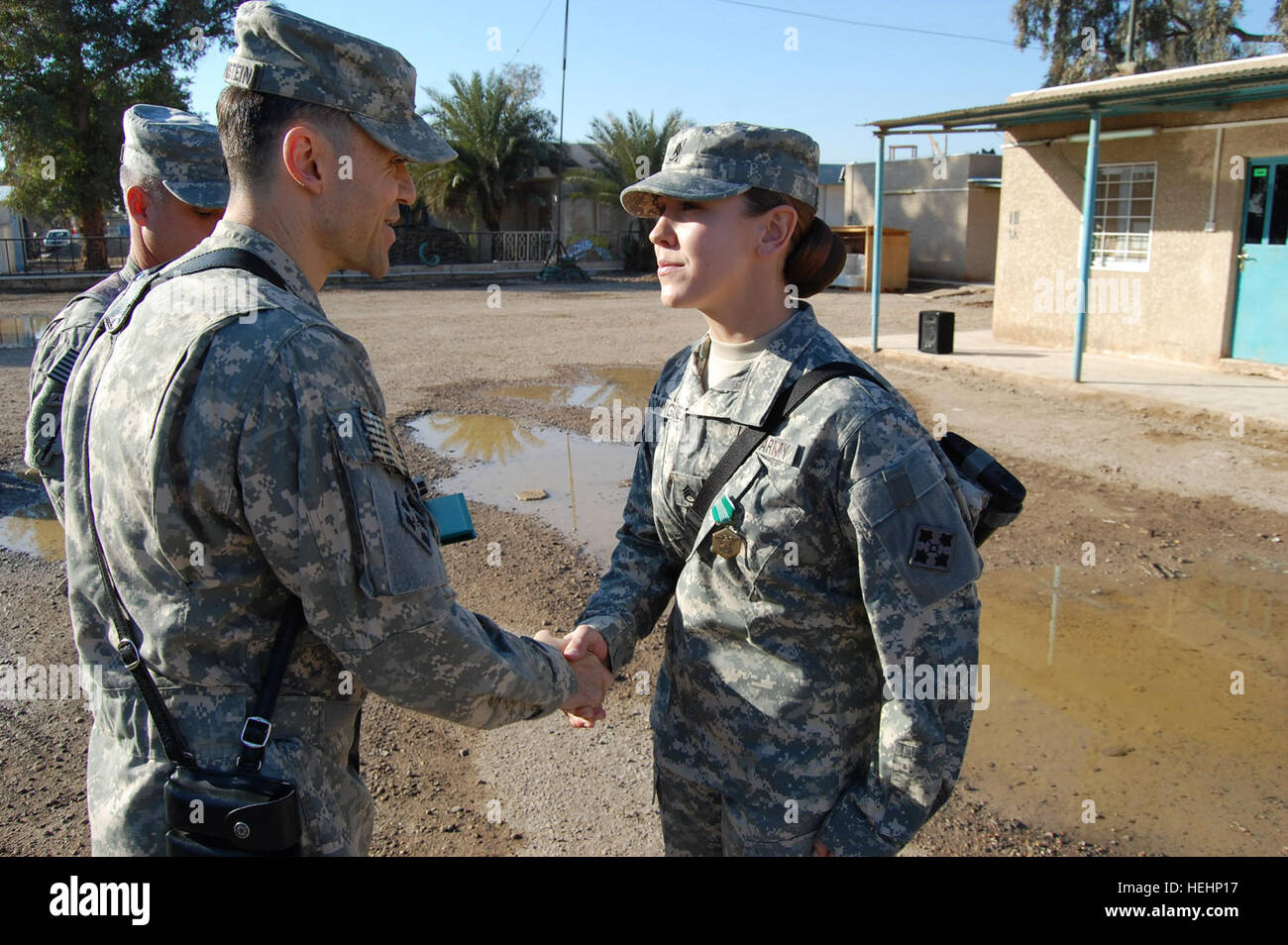 CAMP TAJI, Iraq - Lt. Col. David Fleckenstein, commander, 2° Battaglione, combattere la Brigata Aerea, 4a divisione di fanteria, Divisione multinazionale - Bagdad, si congratula con il personale Sgt. Jamiell Dominguez, medic con la 2a Bn. chi saluta da Seattle, dopo aggiudicazione il suo esercito medaglia di encomio per la vincita del 2008 MND-B sottufficiale dell'anno a Camp Taji gen. 14. Dominguez è stato anche il soldato dell anno per la 4INF. Div., forze di comando e gareggiato per gli Stati Uniti Soldato dell'esercito dell'anno nel 2007. (U.S. Esercito foto di Sgt. 1. Classe Brent Hunt, CABINA PAO, quarta Inf. Div., MND-B) Co Foto Stock