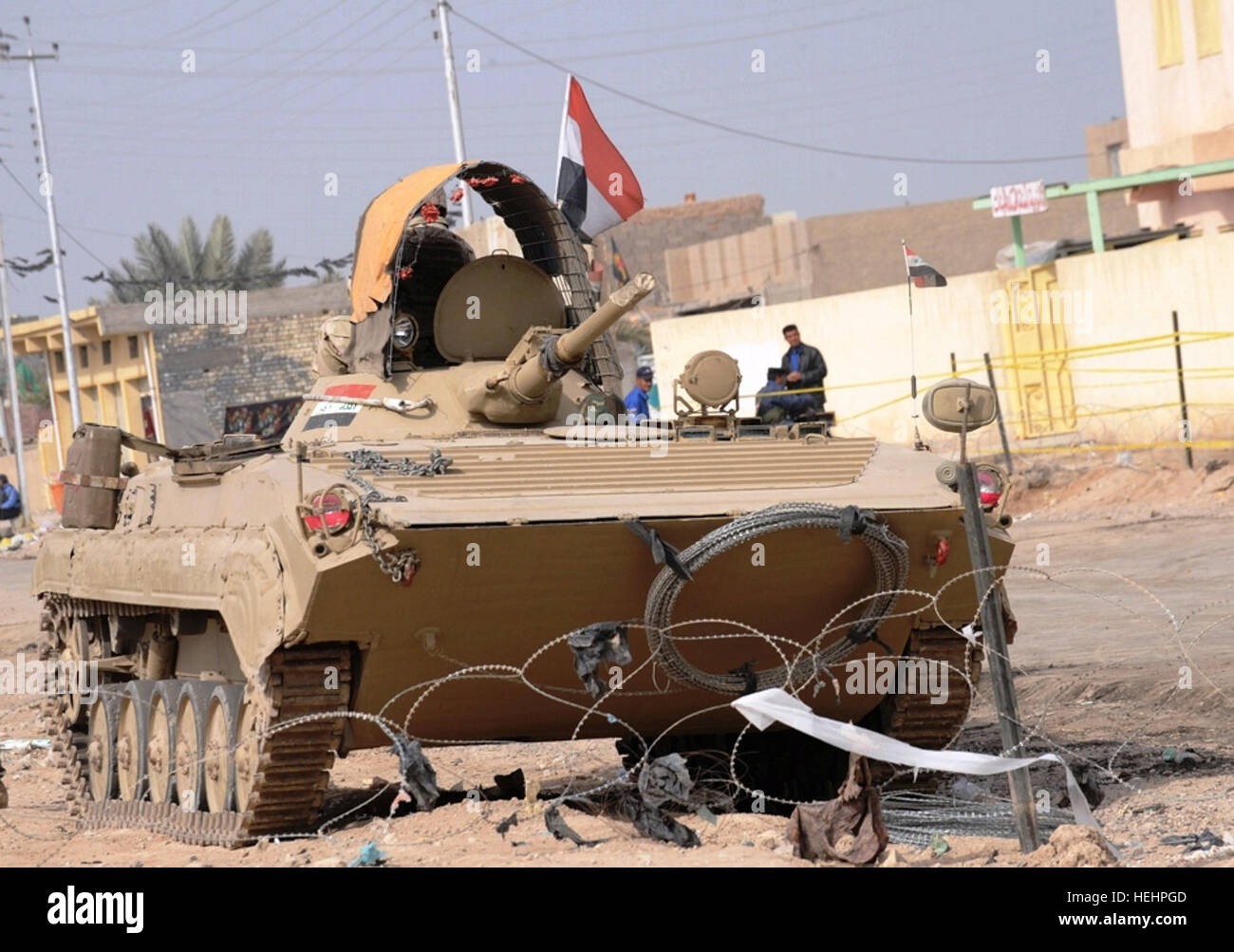 Un soldato iracheno, dal 9 esercito iracheno divisione (MECHANIZED), tira la sicurezza, dall'turet, del suo personale blindato Carrier, il giorno delle elezioni, nella città di Narwhan, Iraq, Gennaio 31, 2009. (U.S. Esercito foto di Spc. Chase Kincaid/RILASCIATO) iracheno BMP Foto Stock