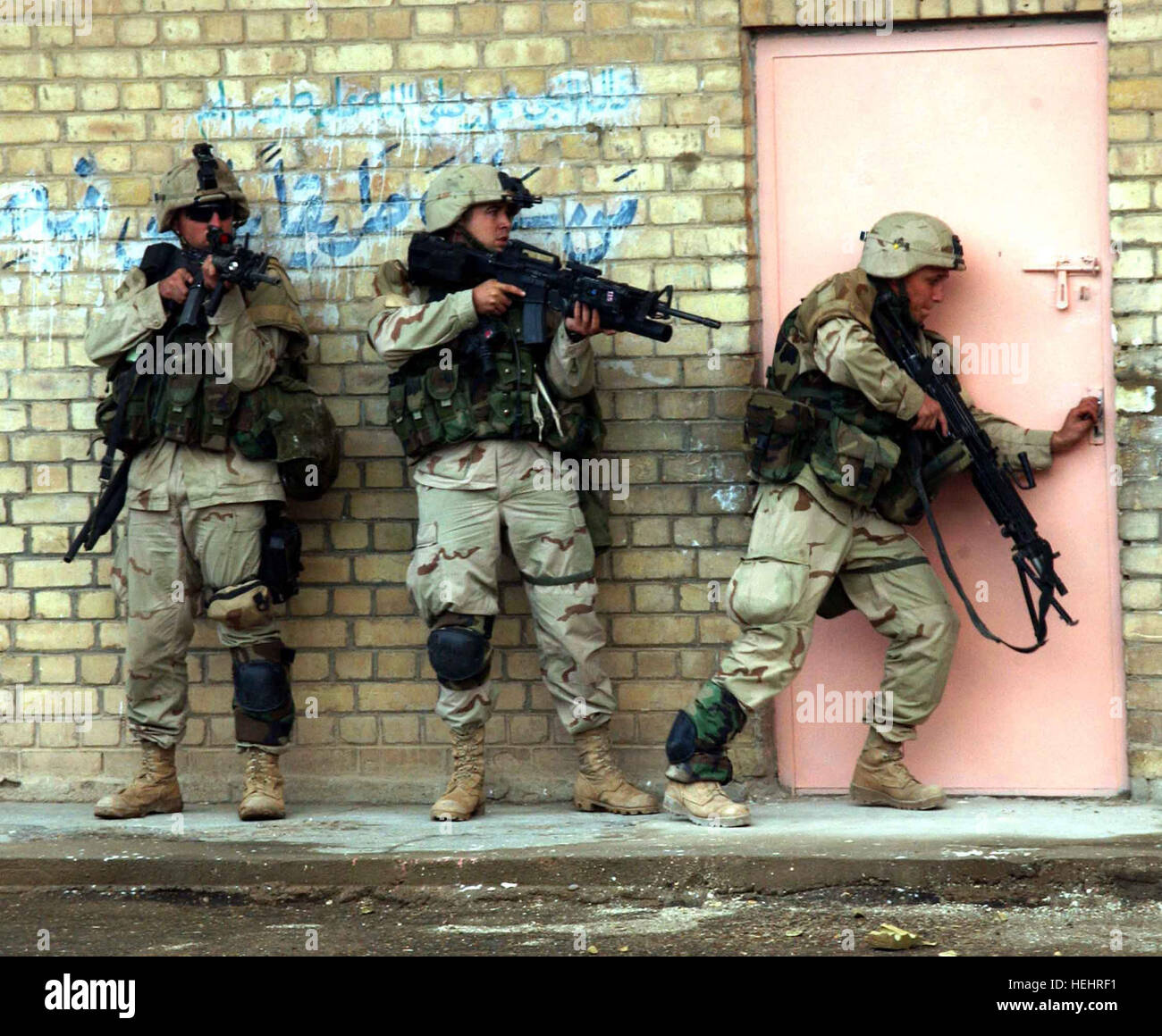 Soldati dal primo plotone, Apache truppa, 2-5 Cav, 2° BCT, 1° Cav Div spostare tatticamente come entrano e chiaro il loro obiettivo durante l'operazione di combattimento in Fallujah il 9 Nov 2004 durante l'Operazione Iraqi Freedom. Foto di SFC Johancharles Van Boers, 55th Signal Company, combattere la fotocamera, Fort Meade, Maryland. Rilasciare per uso pubblico noi 1stCavDiv Fallujah, Nov 12, 2004 Foto Stock