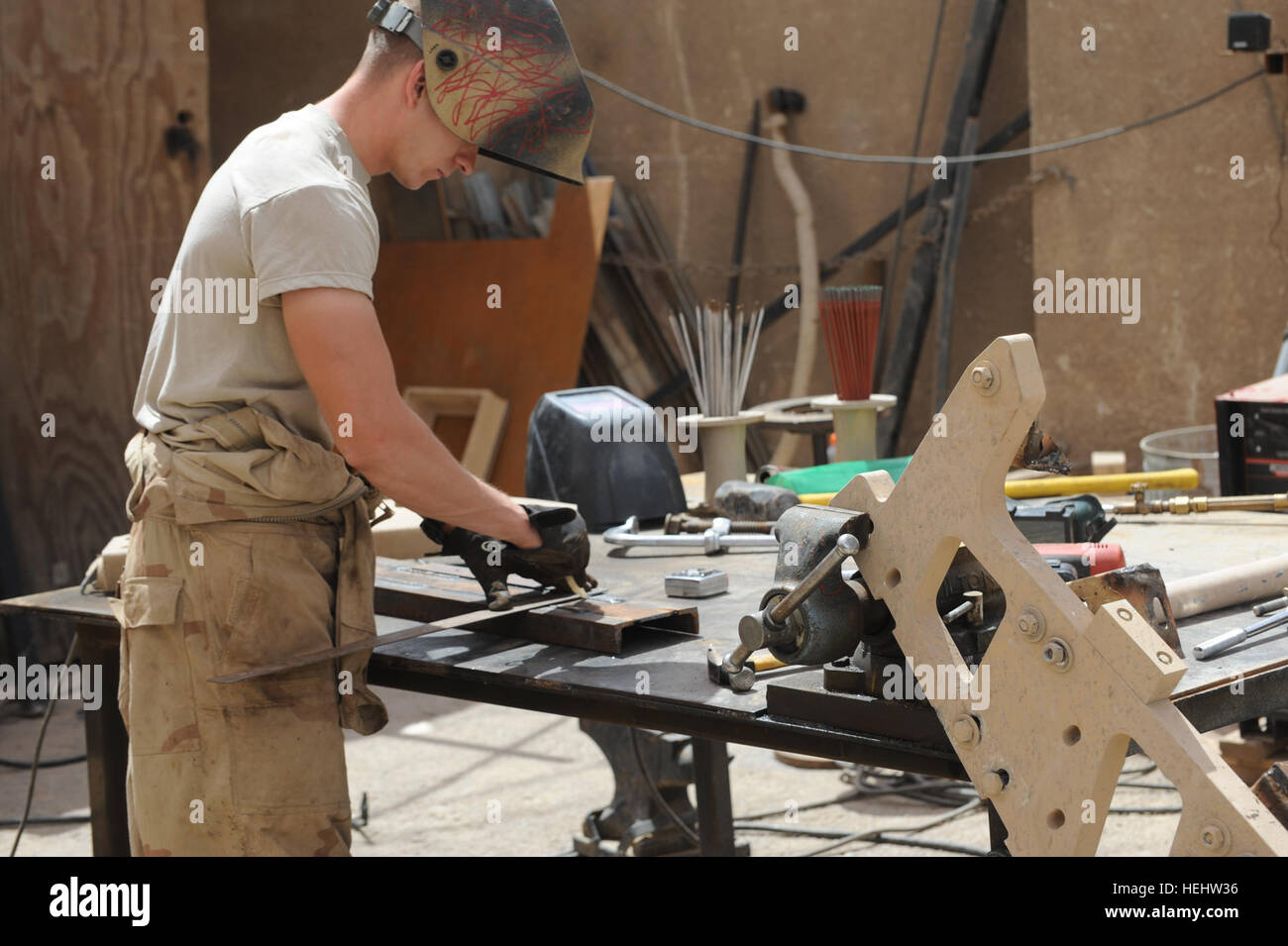 Stati Uniti Army Sgt. Marty Vaughan da Roxboro, N.C., del secondo battaglione, 505th Parachute Reggimento di Fanteria, 3° Brigata Team di combattimento, ottantaduesima Airborne Division, segna la posizione di taglio durante una riparazione ad una miniera resistente imboscata veicolo protetto a livello del giunto di sicurezza la fedeltà della Stazione Orientale, Baghdad, Iraq, il 10 aprile. Riparazione del veicolo a Baghdad, Iraq 166075 Foto Stock