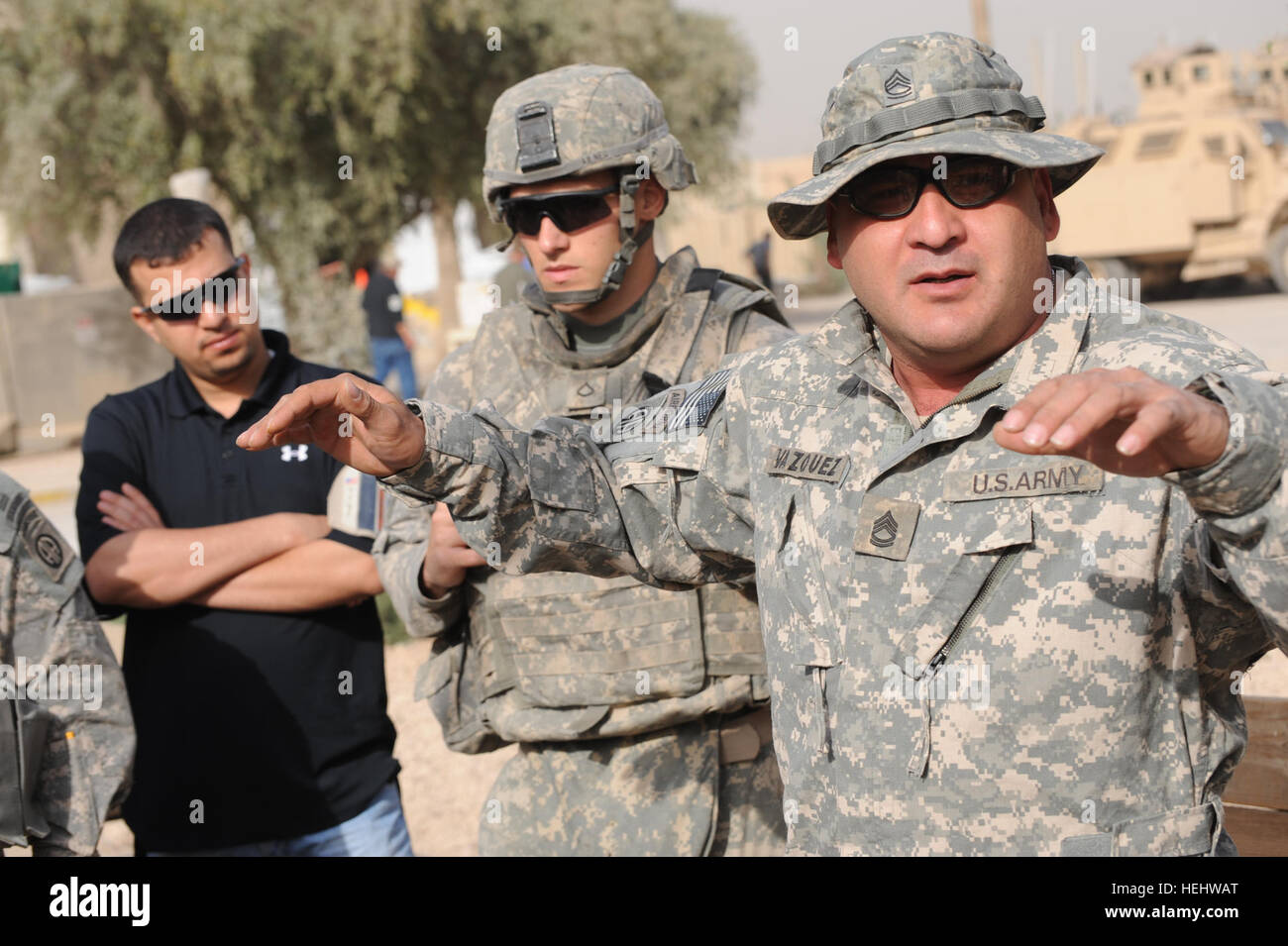 Stati Uniti Army Sgt. 1. Classe Roger Vazquez da Fayetteville, N.C., della sede centrale e sede società, 3° Brigata Team di combattimento, ottantaduesima Airborne Division, dà un convoglio briefing al comune di sicurezza la fedeltà della Stazione Orientale, Baghdad, Iraq, il 18 aprile 2009. Valutazione di campi da calcio a Bagdad 167585 Foto Stock