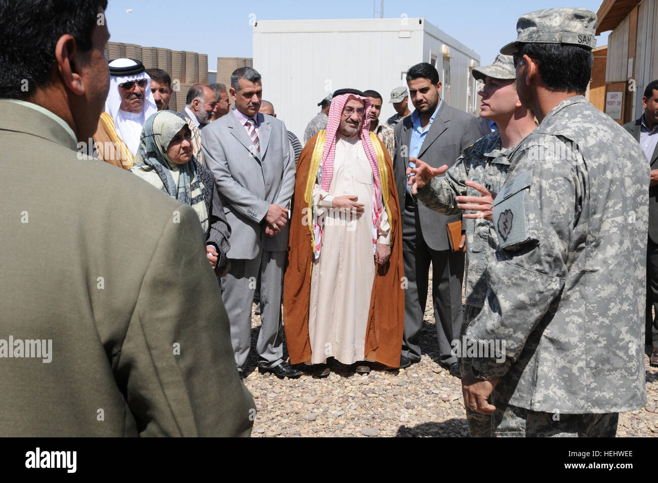 Il cap. Adam McCombs, XXV truppe speciali Bn., responsabile del Iraqi-Based Zona Industriale, spiega attraverso un interprete come iracheni locali stanno imparando le competenze professionali e ricevere il lavoro retribuito e di esperienza di lavoro in falegnameria, idraulica, impianti elettrici e di riscaldamento/aria condizionata riparazione presso il IBIZ durante un tour di contingenza sulla base operativa Speicher che presentasse il progressivo sviluppo della provincia attraverso la collaborazione delle forze della coalizione e il locale di governo provinciale. Appena eletto Provinciale i membri del consiglio di visitare il sito Web U.S. Truppe 168590 Foto Stock