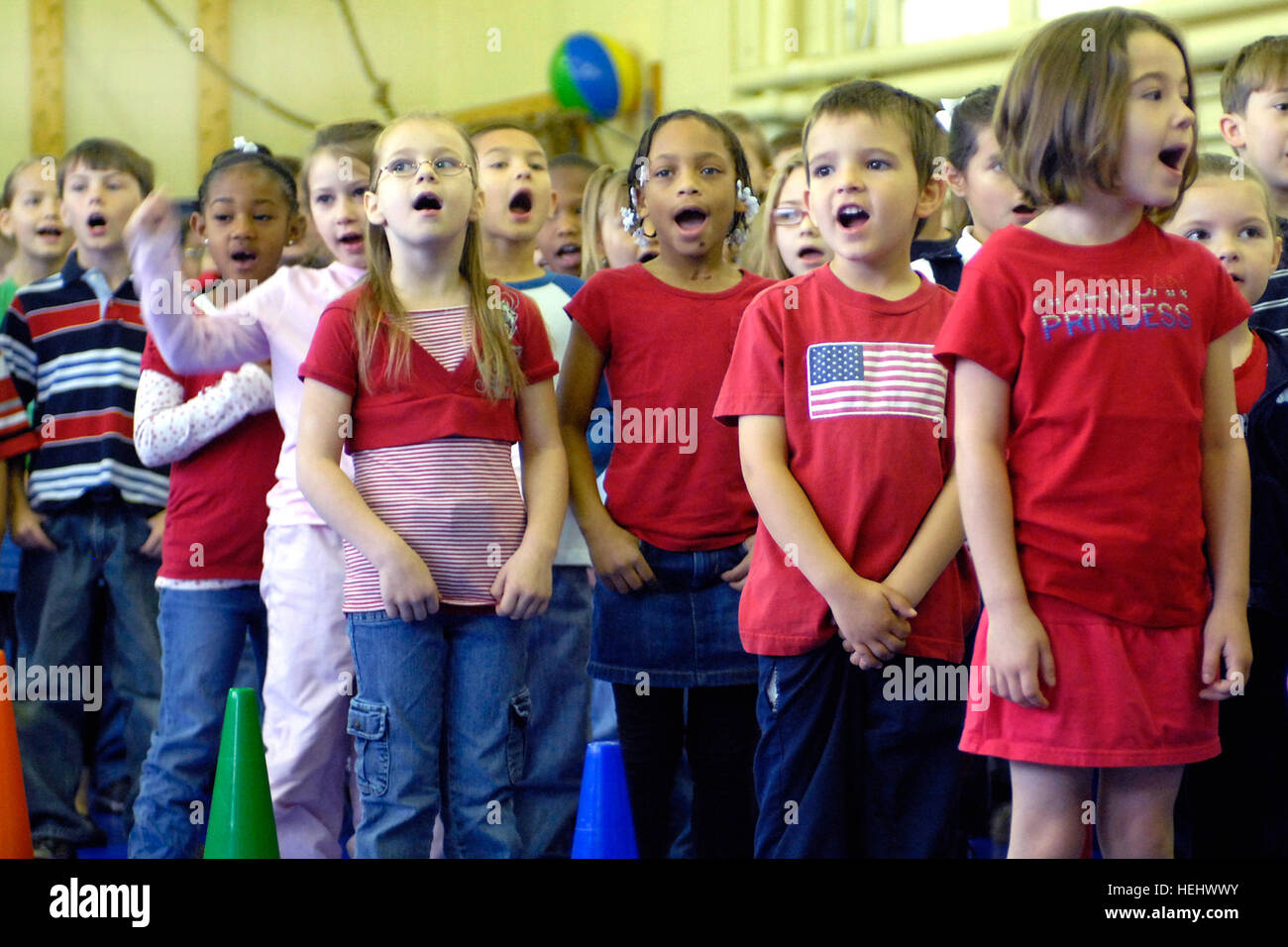 Students at Butner Elementary School participate in a ceremony at Fort Bragg, NC, celebrating the Month of the Military Child with patriotic music to honor children of military families. Foto Stock