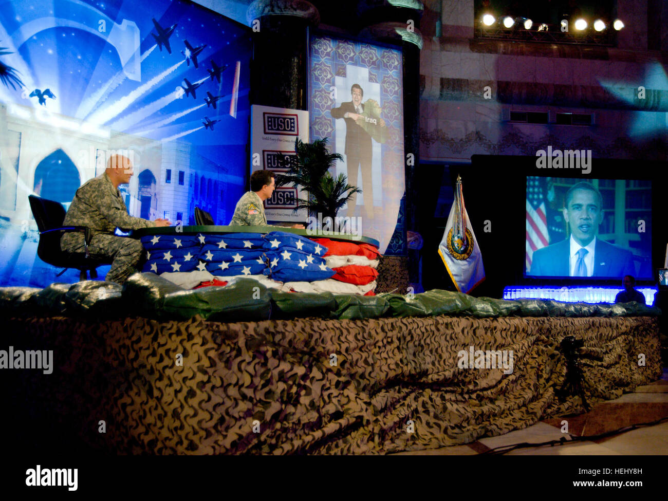 Stephen Colbert e gen. Ray odierno, comandante generale della multinazionale Force-Iraq, guarda su come il Presidente Barack Obama Ordierno ordini per dare Colbert un buzz cut. Flickr - STATI UNITI Esercito - Stephen Colbert in Iraq Foto Stock