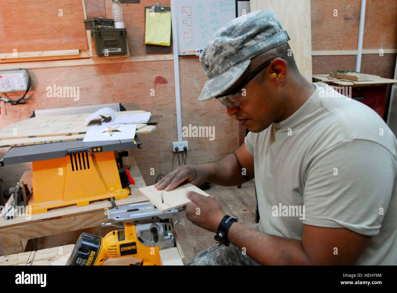 Sgt. Juan Diego Ruiz-Cruz, 172nd della brigata di fanteria, riparazione e servizi di pubblica utilità non ufficiale incaricato in carica, taglia una stella che sarà parte di un grande, legno nero Hawk patch. Ruiz-Cruz ha lavorato nella riparazione e utilities shop fin dall inizio della sua distribuzione nel novembre 2008. Egli è un residente di Woodburn, Ore. 172nd soldato aiuta a conservare la storia della brigata 090619-A--001 Foto Stock
