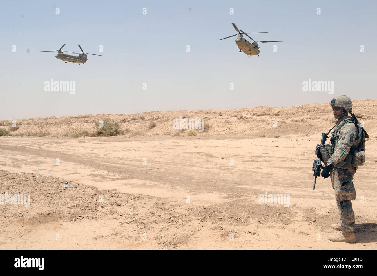 Stati Uniti Soldati del 5° Stormo, 73rd reggimento di cavalleria, 3° Brigata Team di combattimento, ottantaduesima Airborne Division, attendere per gli elicotteri per il loro trasporto torna al funzionamento in avanti il martello di base dopo aver partecipato ad un assalto dell'aria operazione prevista e portato dall'esercito iracheno e iracheni della polizia nazionale, ma'dain area, a est di Baghdad, Iraq, 26 giugno. Iraq e Stati Uniti Soldati ricerca per armi memorizza nella cache e attività di insorti durante uno dei più grandi air assault operazioni condotte nella Divisione multinazionale - area di Baghdad sin dall'inizio dell'Operazione Iraqi Freedom. Le forze Irachene portano Air Assault Oper Foto Stock