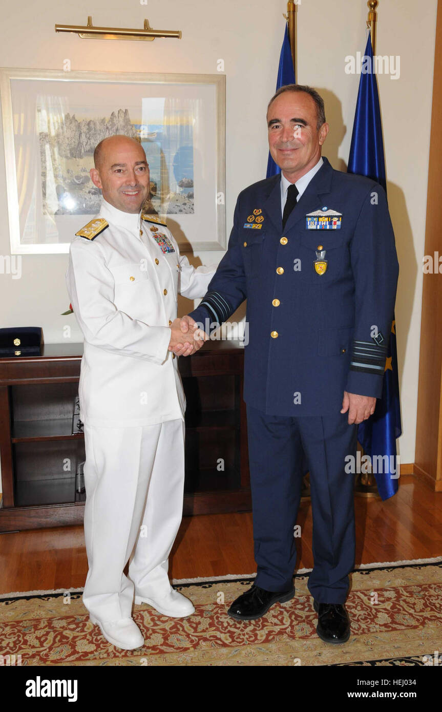 Stati Uniti Navy Adm. James G. Stavridis, sinistra, il comandante del Comando europeo e il Comandante supremo alleato in Europa, visite Grecia sett. 26, 2009. (DoD foto di Sgt. 1. Classe TaWanna Starks, U.S. Esercito/RILASCIATO) SACEUR Admiral James Stavridis con il capo di HNDGS, ACM Ioannis Giagkos, 2009 Foto Stock