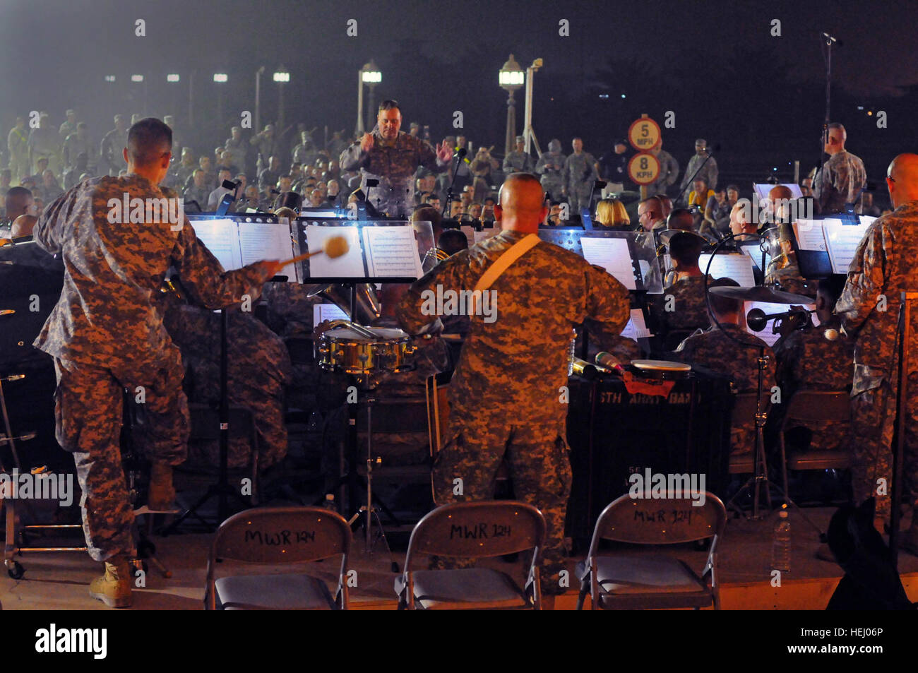 Chief Warrant Officer John Fraser, multinazionale band Corps-Iraq commander, conduce, 'American Trilogy', durante le bande quarta di luglio le prestazioni Al Faw Palace, Camp Vittoria, a Baghdad. I membri della band imbarcarsi in un tour Storico 186598 Foto Stock