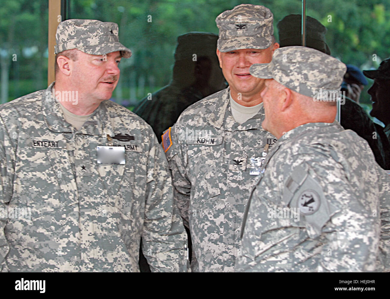 Brig. Gen. David Enyeart, Vice aiutante generale, Oregon, Col. Bradley Kohn, Commander, ottantaduesima posteriore Centro Operazioni, ottantaduesima brigata, Esercito Oregon Guardia Nazionale, salutare il Mag. Gen Patrick Wilson, vice comandante generale, Esercito Guardia nazionale, Esercito degli Stati Uniti del Pacifico (USARPAC) durante la sua visita a l'operazione Tiger Balm 09, 16 luglio. Enyeart, di Toledo, Ore. e Kohn, di North Bend, Ore., sono membri di operazione Tiger Balm 09, una coalizione di esercizio tra l esercito di Singapore e del cittadino-soldato e cittadino-aviatori di Ore., Hawaii, Utah e Arizona Badge di sicurezza sono state altere Foto Stock