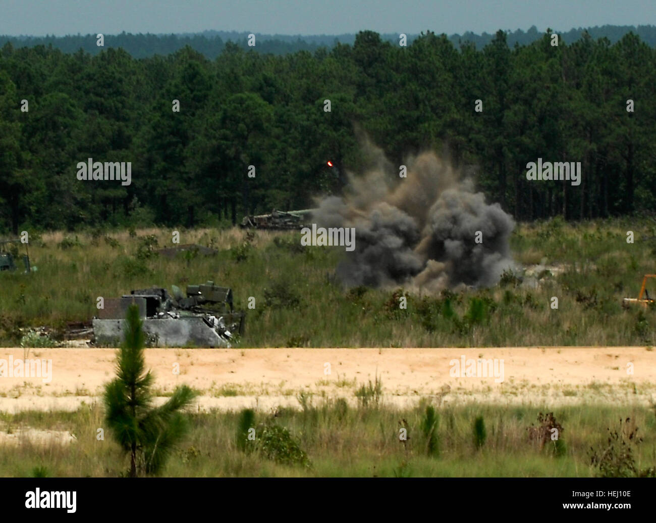 Un live A-4 rocket collide con la destinazione prevista e invia una nuvola di polvere nell'aria. Il 108th Polizia Militare azienda terrà un A-4 gamma per addestrare i soldati junior su come azionare il sistema a razzo. 108Th Polizia Militare Co. di blasti in A-4 191541 di formazione Foto Stock