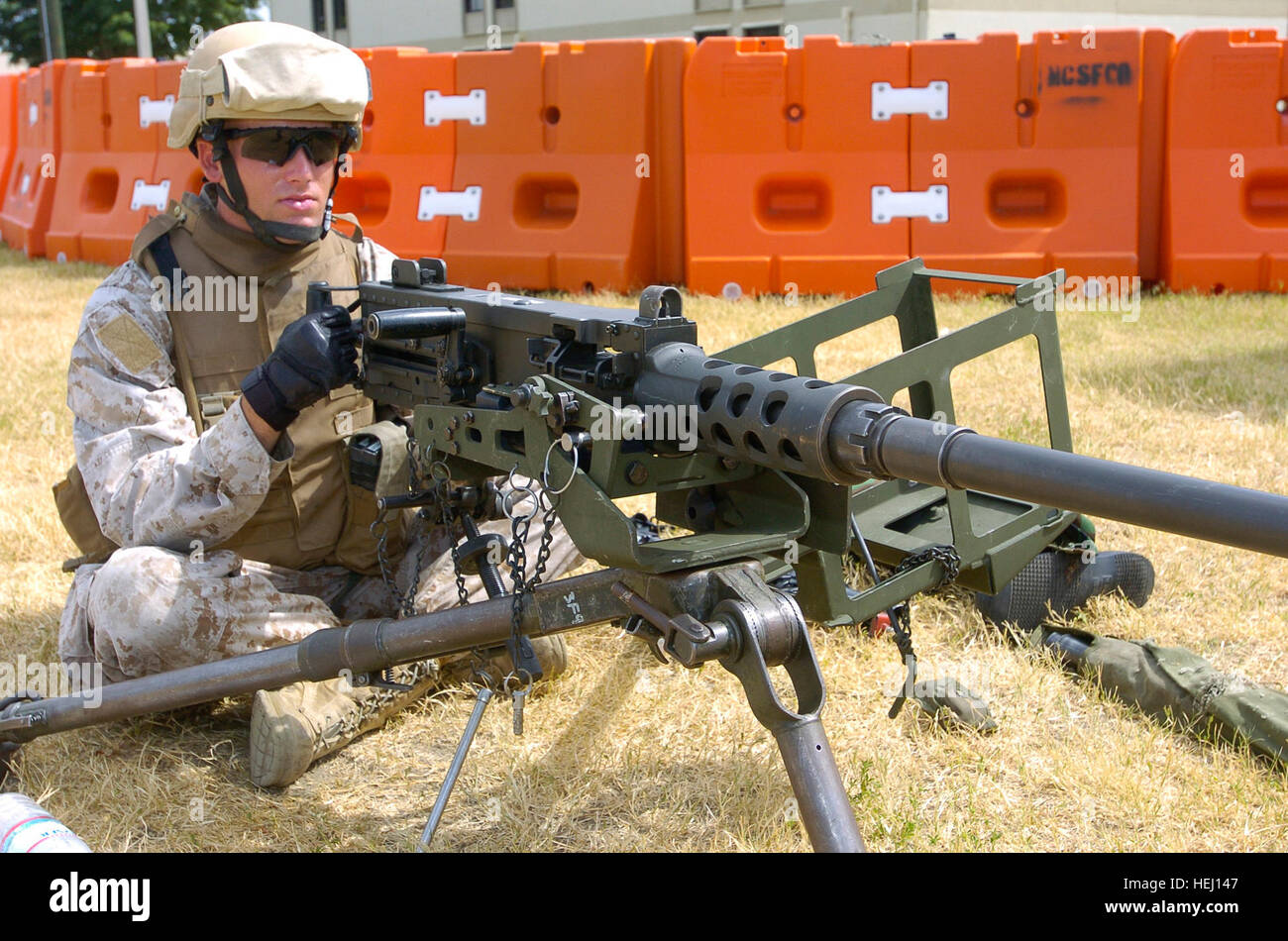 GUANTANAMO Bay a Cuba - Marine Corps Lance Cpl. Russell Spurling, leader di un team con il Marine Corps sicurezza Force Company, mans un .calibro 50 Browning machine gun durante un esercizio di formazione presso U.S. Stazione navale di Guantánamo Bay, 29 luglio 2009. Il MCSFCO Guantanamo Bay protegge il bordo intorno alla stazione navale e supporta le missioni di sicurezza con Joint Task Force Guantanamo. JTF Guantanamo conduce al sicuro, umano, legale e trasparente di cura e custodia dei detenuti, compresi quelli condannati dalla commissione militare e quelli ordinati rilasciato da un tribunale. La JTF conduce la raccolta di intelligence Foto Stock