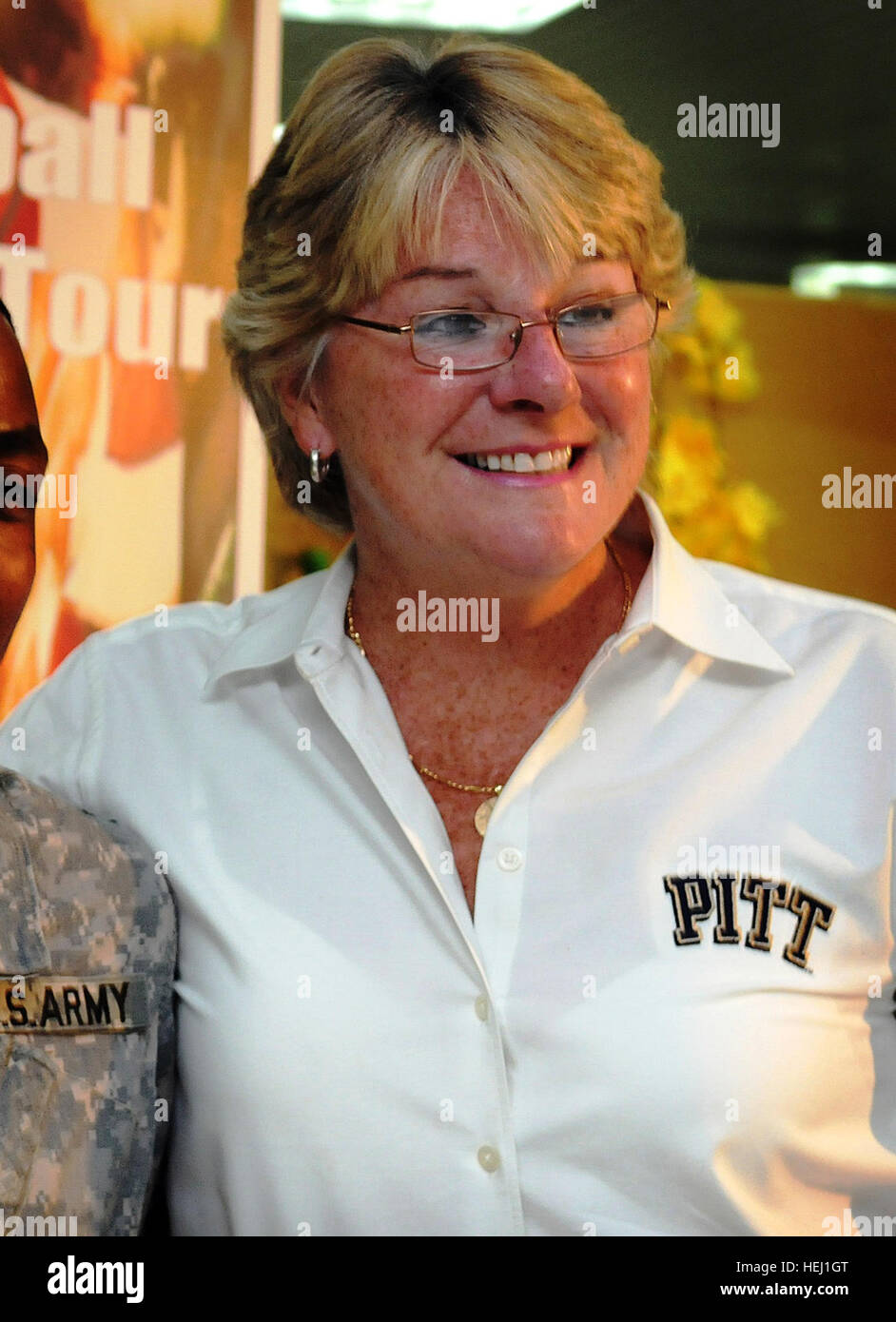 Stati Uniti Il personale dell'esercito Sgt. Bryan Smith (centro), da Philadelphia, Pa., in posa per una fotografia con associazione atletica collegiale nazionale allenatori di basket a Camp come Sayliyah, Qatar, 11 agosto. Orlando presto, Università di Louisiana-Monroe di pallacanestro degli uomini di head coach e Agnus Berenato, Università di Pittsburg donna basketball head coach, viaggiato oltreoceano per offrire le truppe degli Stati Uniti di gratitudine e di incoraggiamento, insieme con altri tre di pallacanestro del NCAA di pullman. Successivamente, i cinque allenatori si recherà in diverse ubicazioni in Afghanistan, dove si tenterà di fare due fermate al giorno, secondo una repr Foto Stock