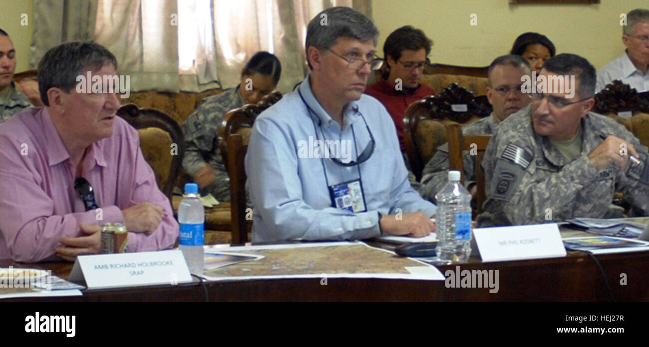 Afghanistan ambasciatore Richard Holbrooke, sinistra, U.S. Inviato speciale in Afghanistan e Pakistan, parla con il Mag. Gen. Curtis Scaparrotti comandando gen., della Combined Joint Task Force 82 e l'ottantaduesima Airborne Division, e altri dignitari, su Bagram Air Field, Afghanistan, Agosto 23, 2009. La riunione è stata condotta per discutere di politica, strategie e forza internazionale di assistenza alla sicurezza dei piani, per Comando Regionale est in Afghanistan. (U.S. Esercito foto di Spc. William Henry E./RILASCIATO) RichardHolbrookeCurtisScaparrottiAug09 Foto Stock