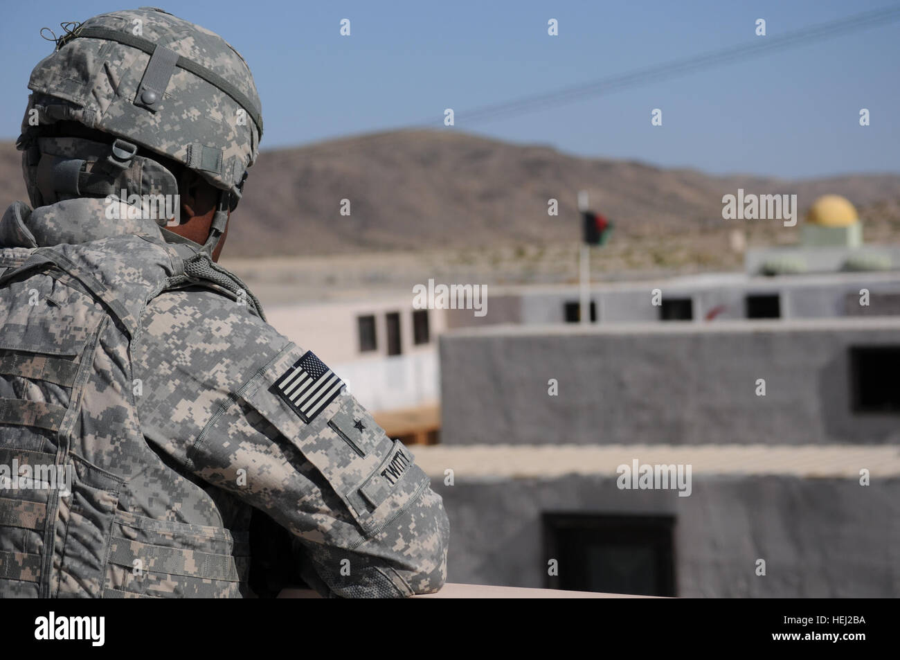 Brig. Gen. Stephen M. Twitty, Fort Bliss e 1° Divisione Corazzate vice comandante generale, osserva i soldati della terza brigata di fanteria combattere la squadra, 1AD 'Bulldog' come si allenano presso il Centro Nazionale di Allenamento, Fort Irwin, California, Giugno 19, 2011 in preparazione per la loro prossima distribuzione per l'Afghanistan. 'Bulldog brigata dei treni a 418526 NTC Foto Stock