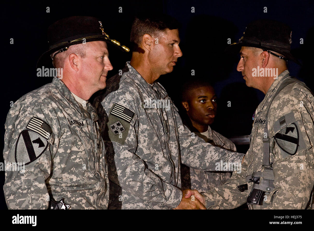 Durante una cerimonia di premiazione tenutasi sett. 12, a Camp Taji, Iraq, Briga. Gen. Federico Rudesheim (al centro), il vice comandante generale del supporto, 1° Divisione di cavalleria, Division-Baghdad multinazionali e Col. Douglas Gabram (sinistra), da Cleveland, Ohio, comandante della 1° aria brigata di cavalleria, 1° Cav. Div., MND-B, presente il servizio umanitario medaglia di Lt. Col. Ralph Litscher (a destra), da Half Moon Bay, California, comandante del secondo battaglione, 227th reggimento di aviazione, 1a ACB, per il sostegno e il suo battaglione fornito durante l uragano Ike. 1° aria brigata di cavalleria Disaster Relief warrio Foto Stock