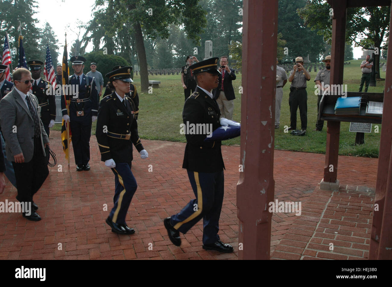 New York La Guardia Nazionale Guardia d'onore ai membri Spc. Amanda Perez e SPC. Jose Perez portare la bandiera nella Antietam Cimitero Nazionale Lodge per iniziare la cerimonia del trasferimento dei resti di un ignoto guerra civile soldato da New York, Setp. 15, che è stato trovato su Antietam National Battlefield in Sharpsburg, Md., per la sepoltura in New York. Il soldato è stato creduto per essere tra 17 e 19 anni, sulla base di analisi forense, quando è stato ucciso durante la Guerra Civile è più sanguinoso singolo giorno. Il soldato sarà portato in stato di New York il Museo Militare di Mercoledì, Settembre 16, e sepolto nella cappella Foto Stock