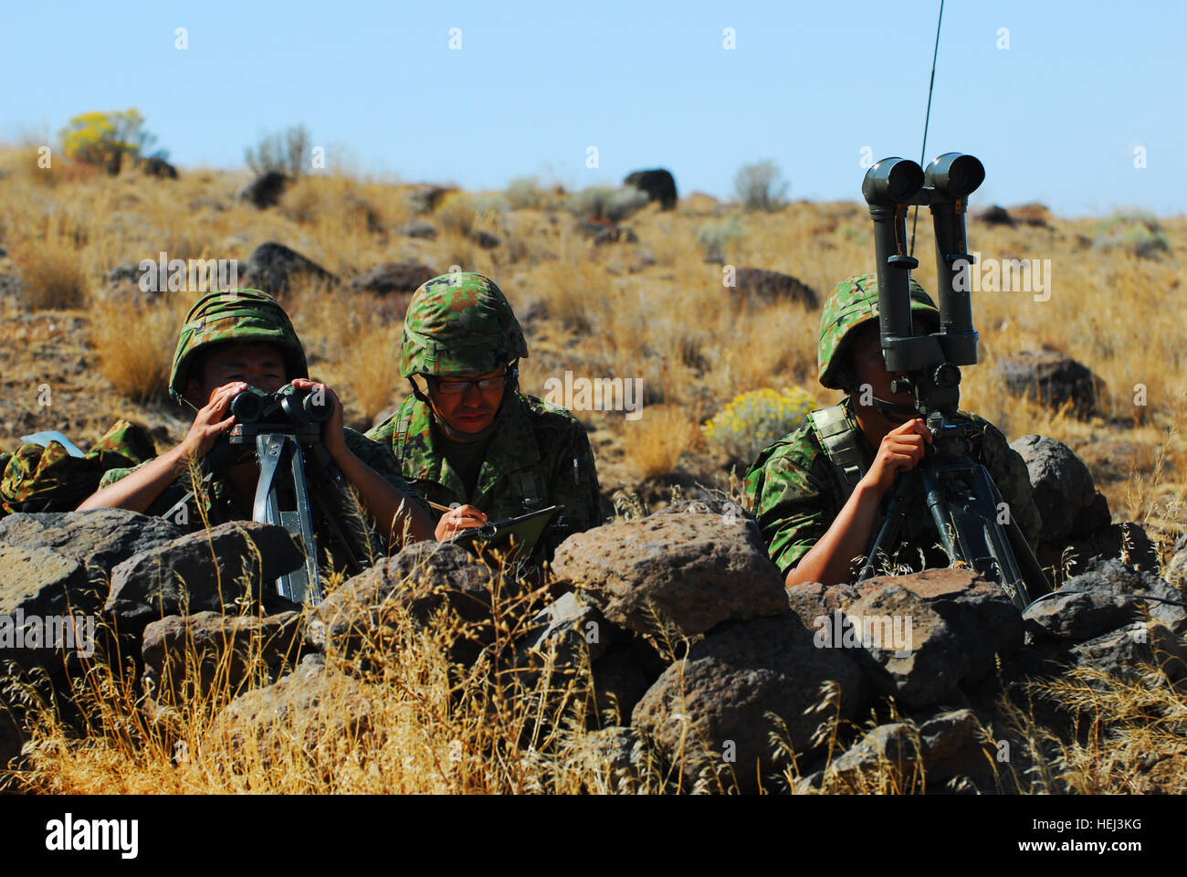 I soldati giapponesi pratica di occupare un posto di osservazione durante un evento di formazione presso Yakima Training Center, Washington, Sett. 16. I soldati sono state conducendo una serie di eventi formativi a YTC per tutto il mese di settembre durante l'esercizio annuale crescente tuono. Yakima prende internazionale sul ruolo di formazione 207149 Foto Stock