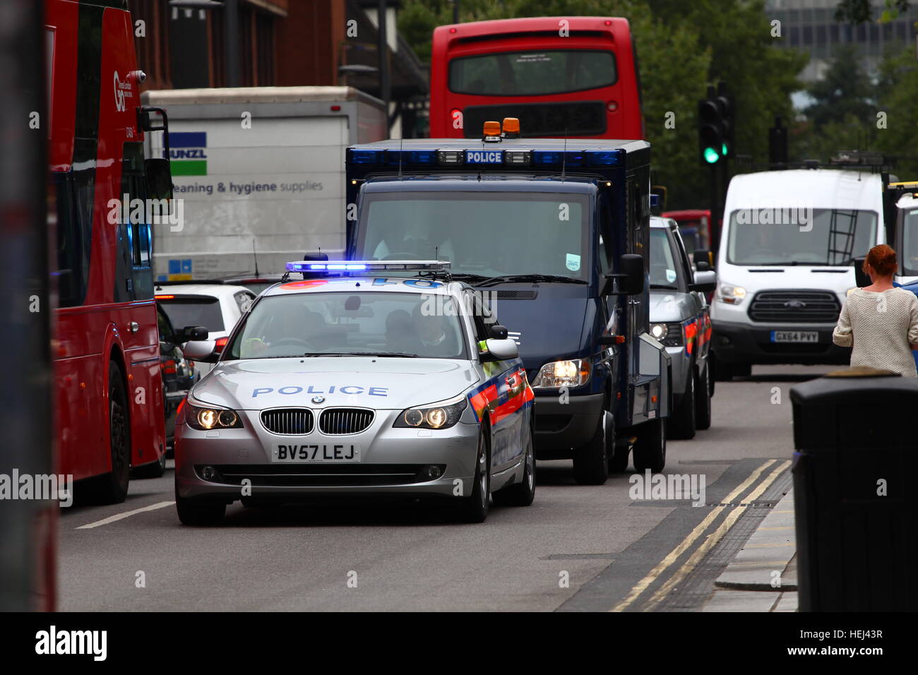 La Metropolitan Police Escort speciale convoglio di gruppo Foto Stock