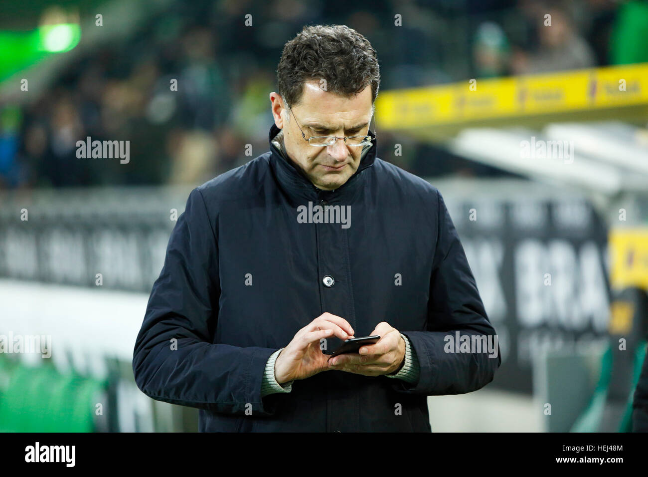 Sport, calcio, Bundesliga, 2016/2017, Borussia Moenchengladbach vs VfL Wolfsburg 1:2, Stadio Borussia Park, Hans-Gerd Bode, membro del consiglio di sorveglianza e del presidium (Wolfsburg) Foto Stock