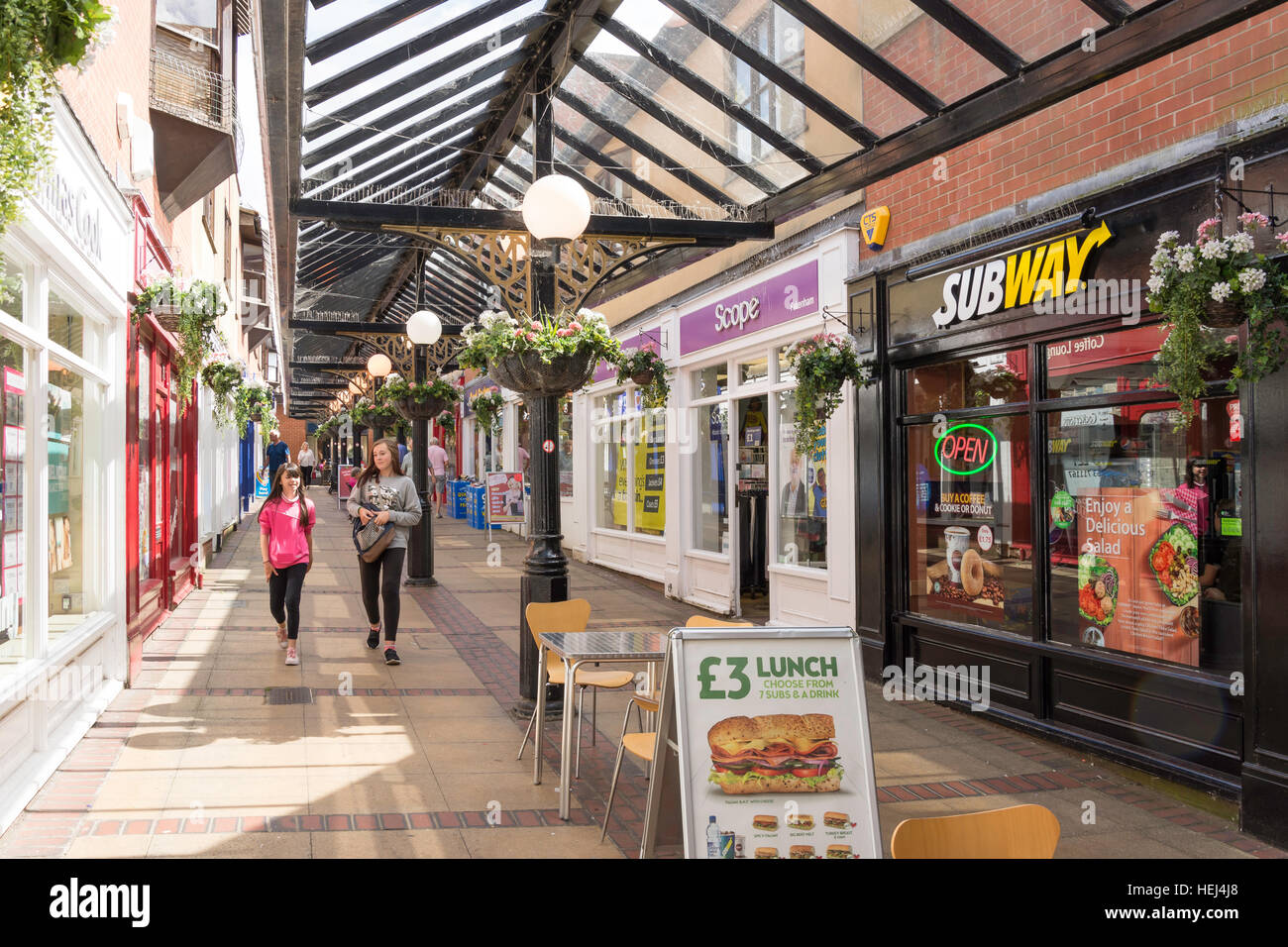 Millers passeggiata shopping arcade, Fakenham, Norfolk, Inghilterra, Regno Unito Foto Stock