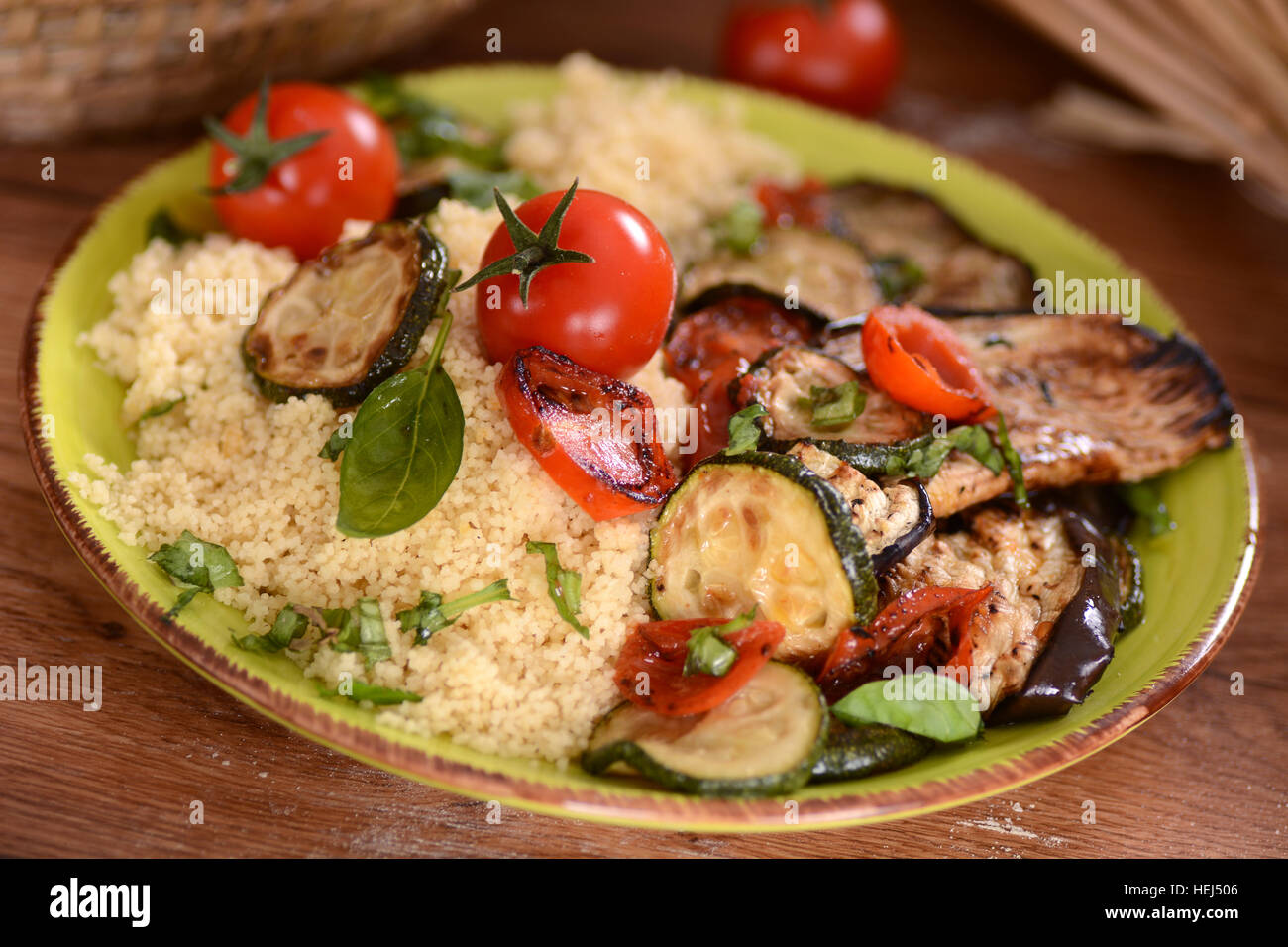 Il couscous con verdure grigliate sulla piastra Foto Stock