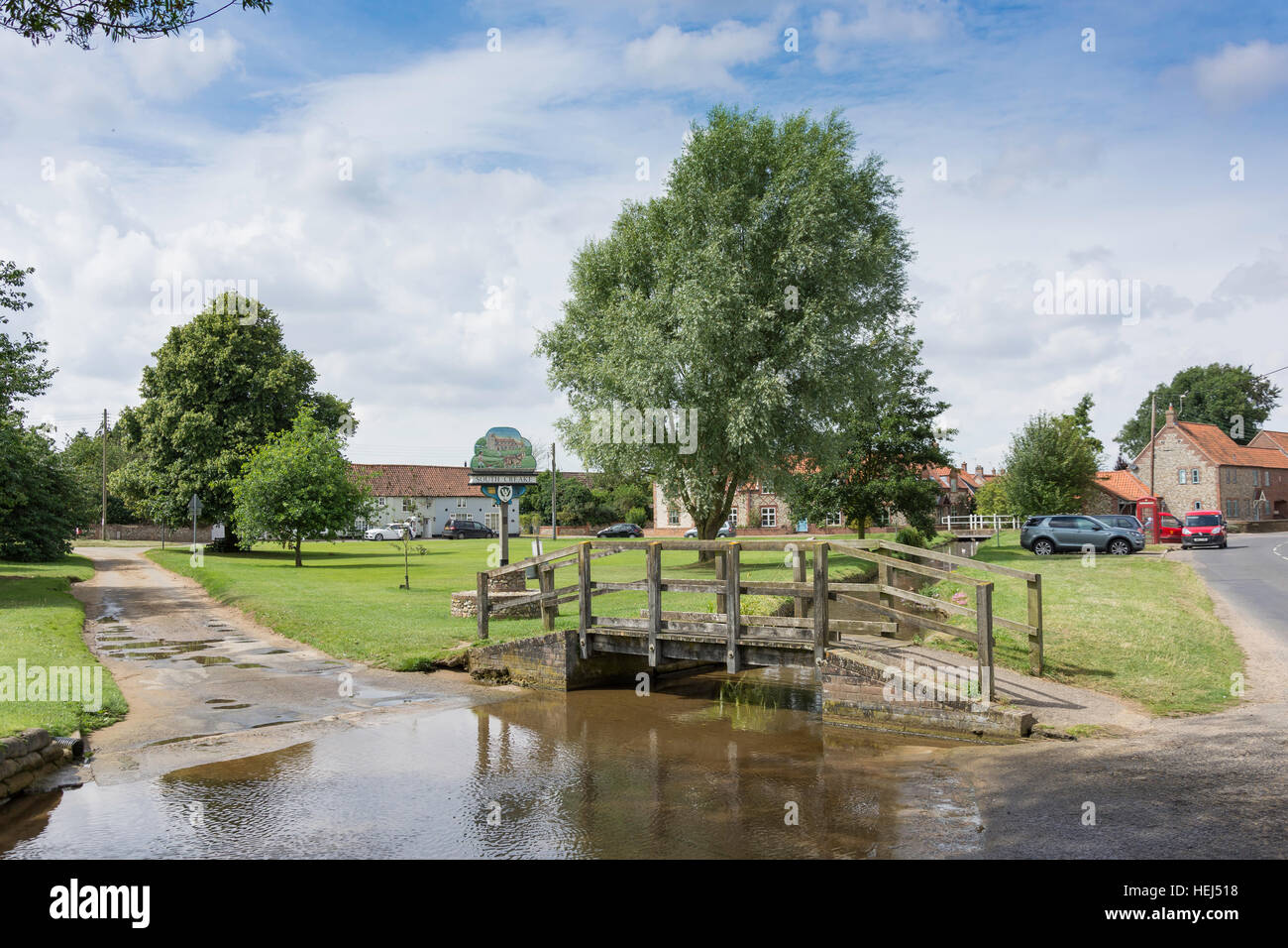 Masterizzazione di fiume e il villaggio verde, Sud Creake, Norfolk, Inghilterra, Regno Unito Foto Stock