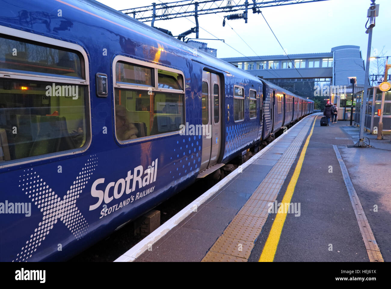 Abellio Scotrail carrozze del treno nella stazione di Motherwell al crepuscolo. Foto Stock
