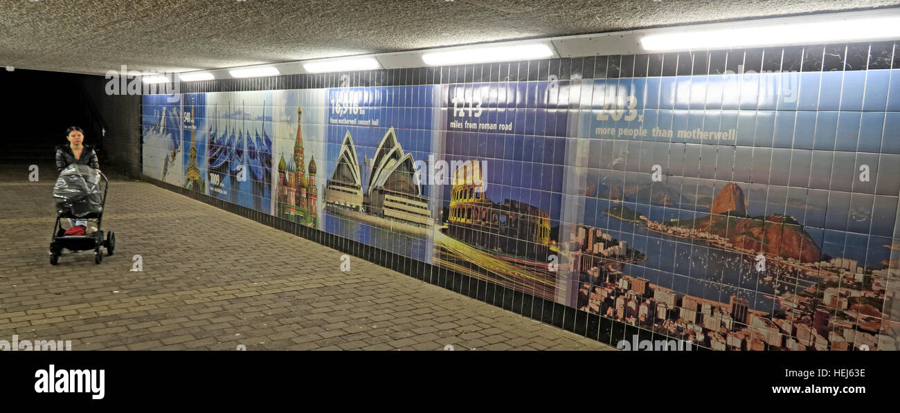 Motherwell centro città sottopassaggio di notte,Lanarkshire,Scozia,UK - con la giovane madre / passeggino / baby Foto Stock