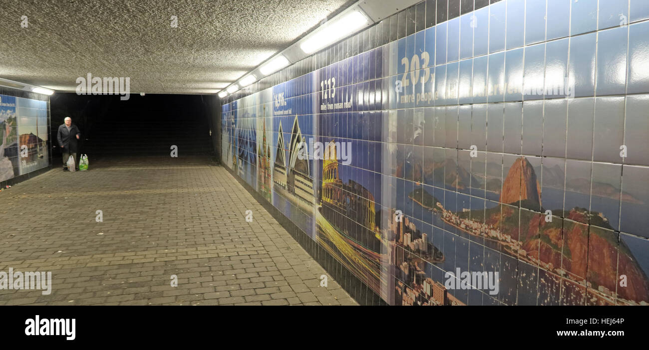 Motherwell centro città sottopassaggio di notte,Lanarkshire,Scozia,UK : persona a piedi attraverso Foto Stock