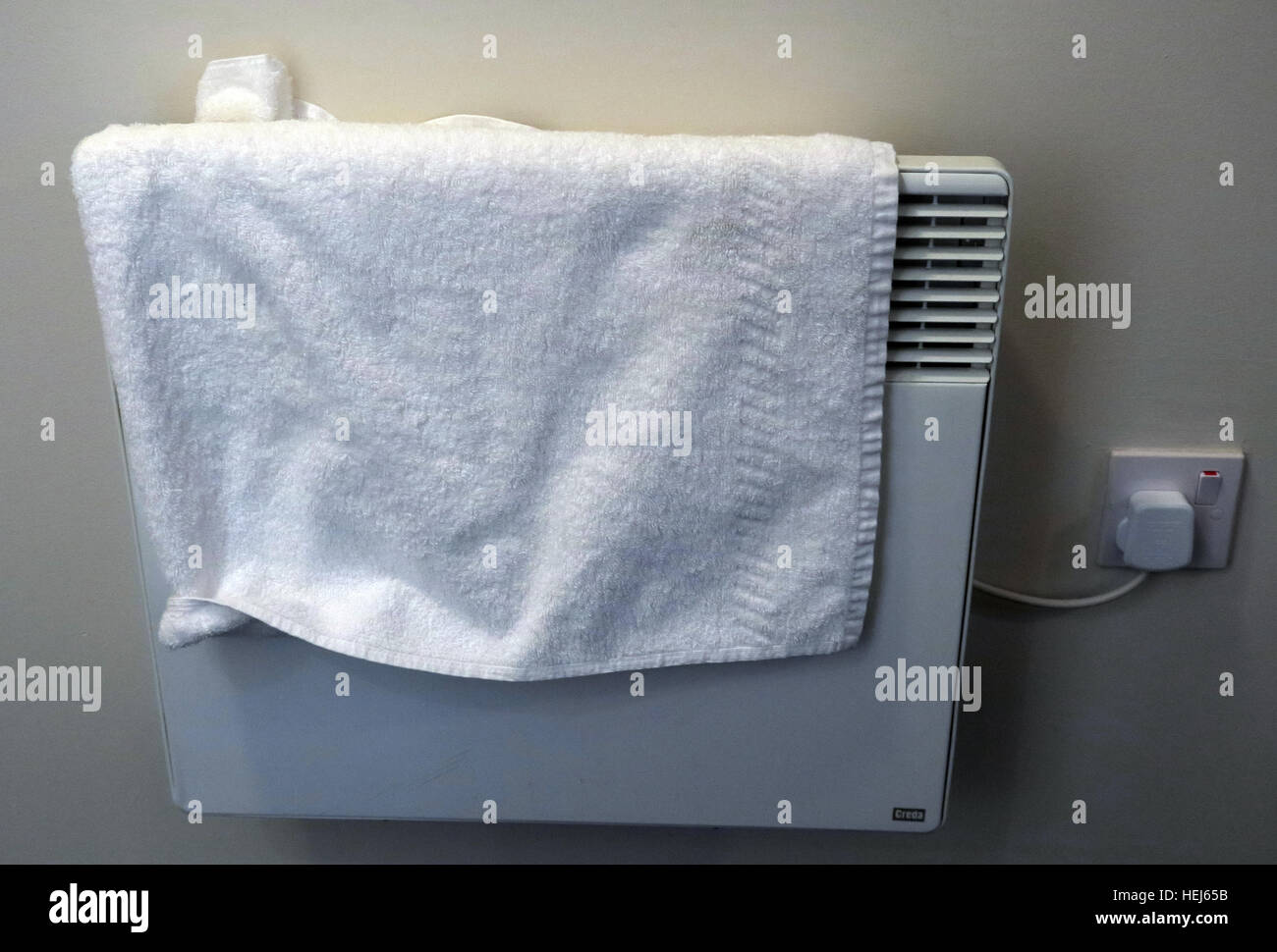 Asciugando asciugamani o vestiti su riscaldatori elettrici a convezione, pericolo di incendio Foto Stock