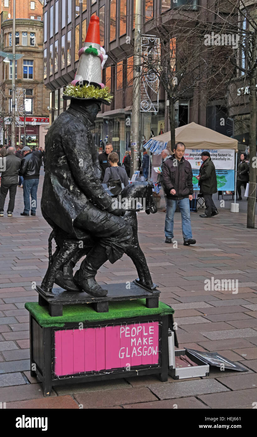 Le persone fanno Glasgow busker,Buchanan Street,intrattenitore, Strathclyde, Glasgow, Scozia - con cono di traffico Foto Stock