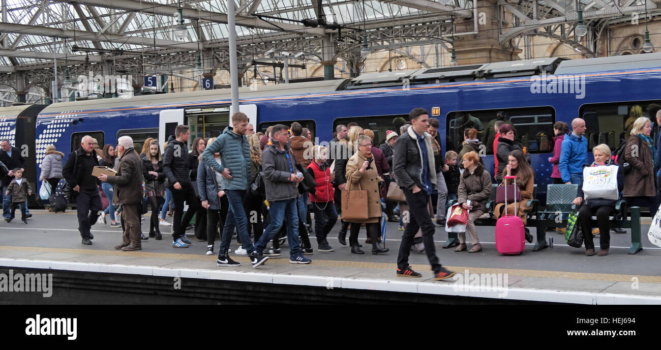 Abellio Scotrail congestionato treno carrello,petizione per riportare nella proprietà dello stato,dopo la scarsa qualità del servizio Foto Stock