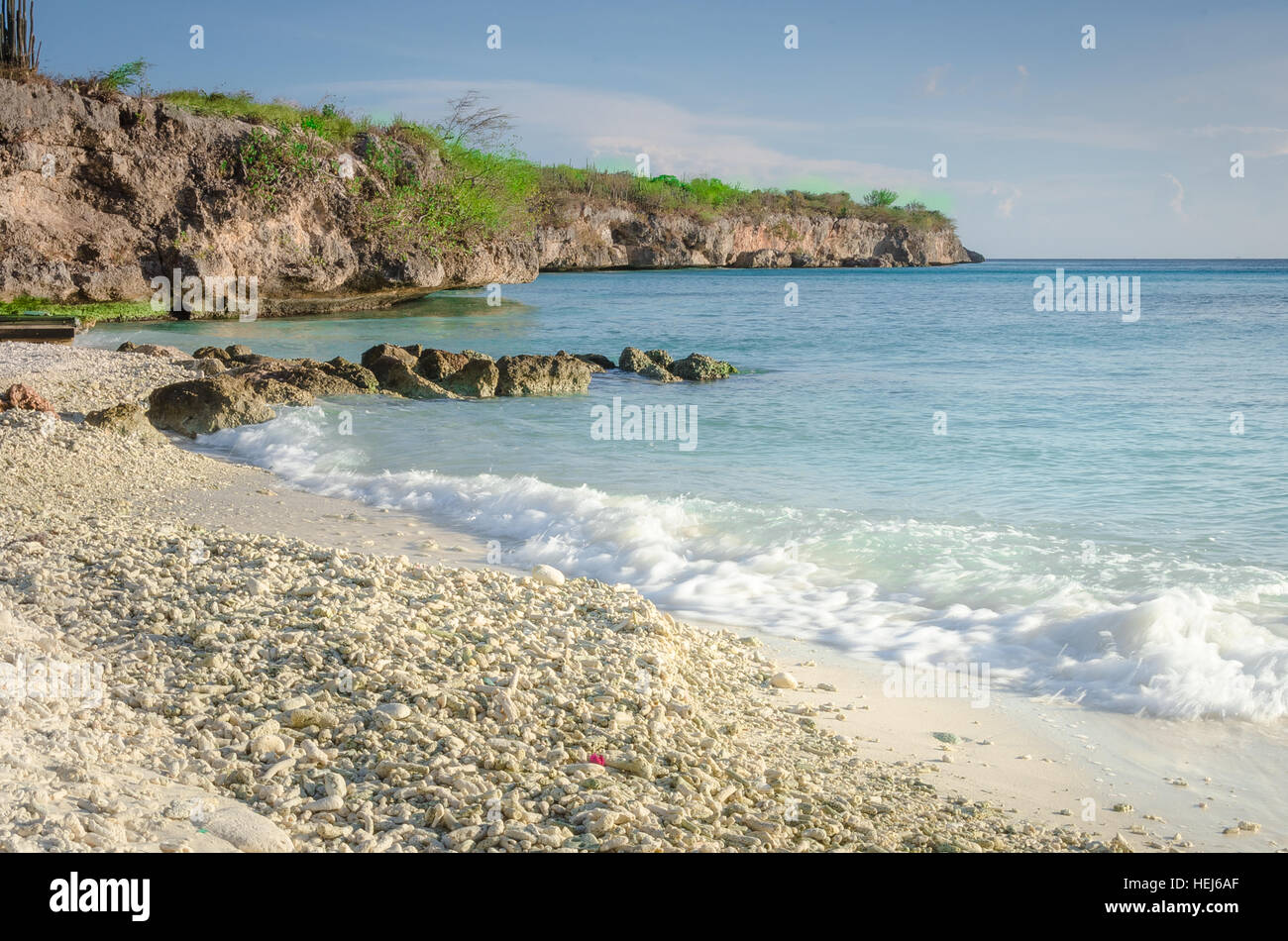 Porto Mari di spiaggia di sabbia bianca con il blu del cielo e le acque blu cristallo del mare in Curacao, isola dei Caraibi Foto Stock