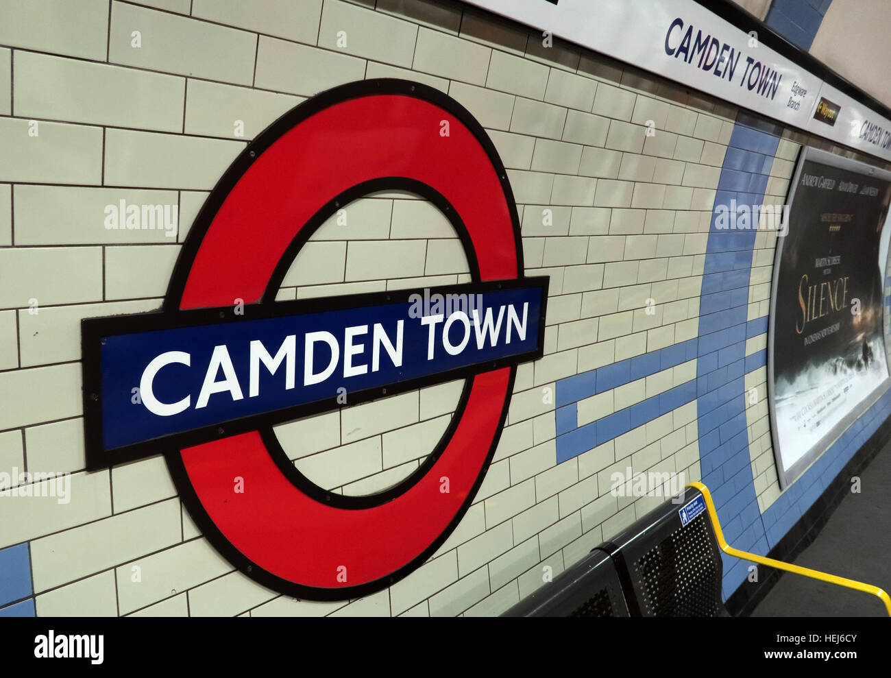 La stazione di Camden Town di notte, a nord di Londra, England, Regno Unito Foto Stock