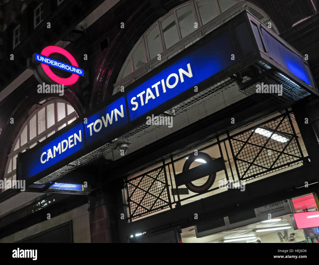 La stazione di Camden Town di notte, a nord di Londra, England, Regno Unito Foto Stock