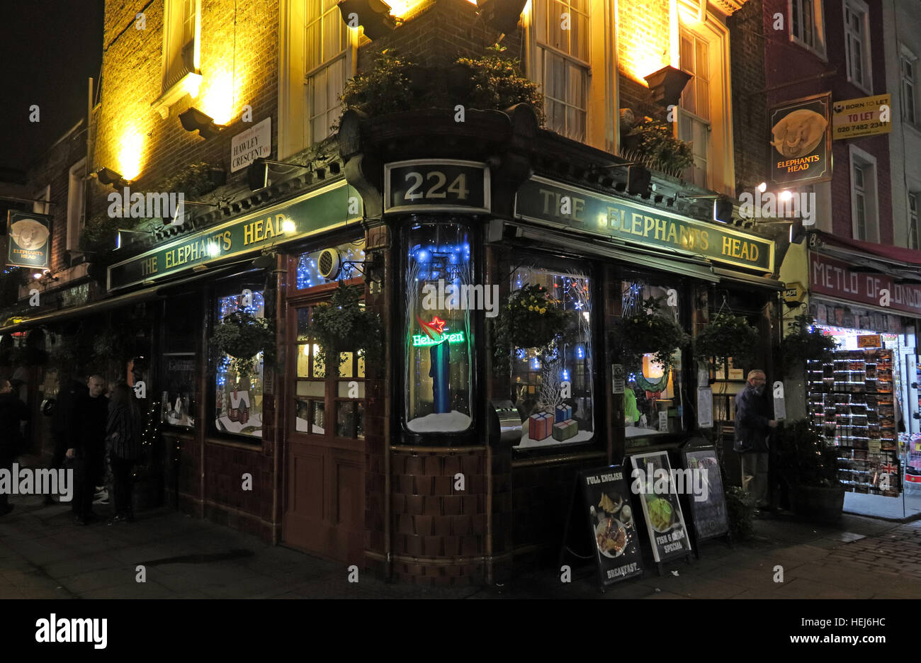 Camden Town di notte, a nord di Londra, England, Regno Unito - Gli elefanti Head pub 224 Foto Stock