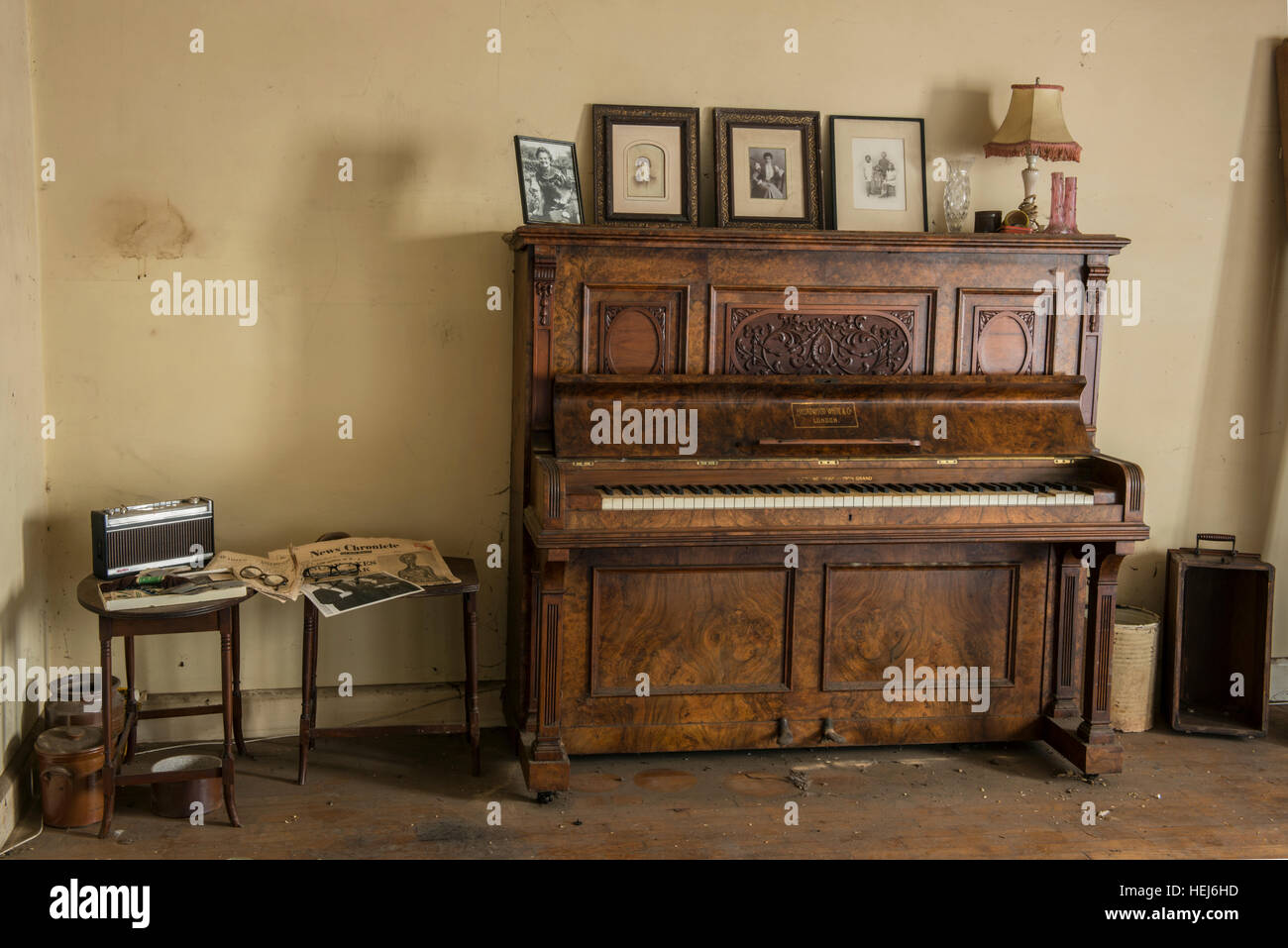 Un bianco Broadwood & Co pianoforte verticale ancora in buone condizioni all'interno di una casa abbandonata a Bury, Norfolk, Regno Unito Foto Stock