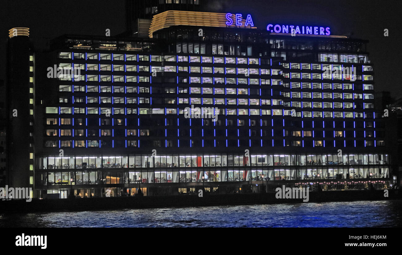 Crepuscolo al Sea Containers House, River Thames, Londra, Inghilterra, Regno Unito di notte Foto Stock