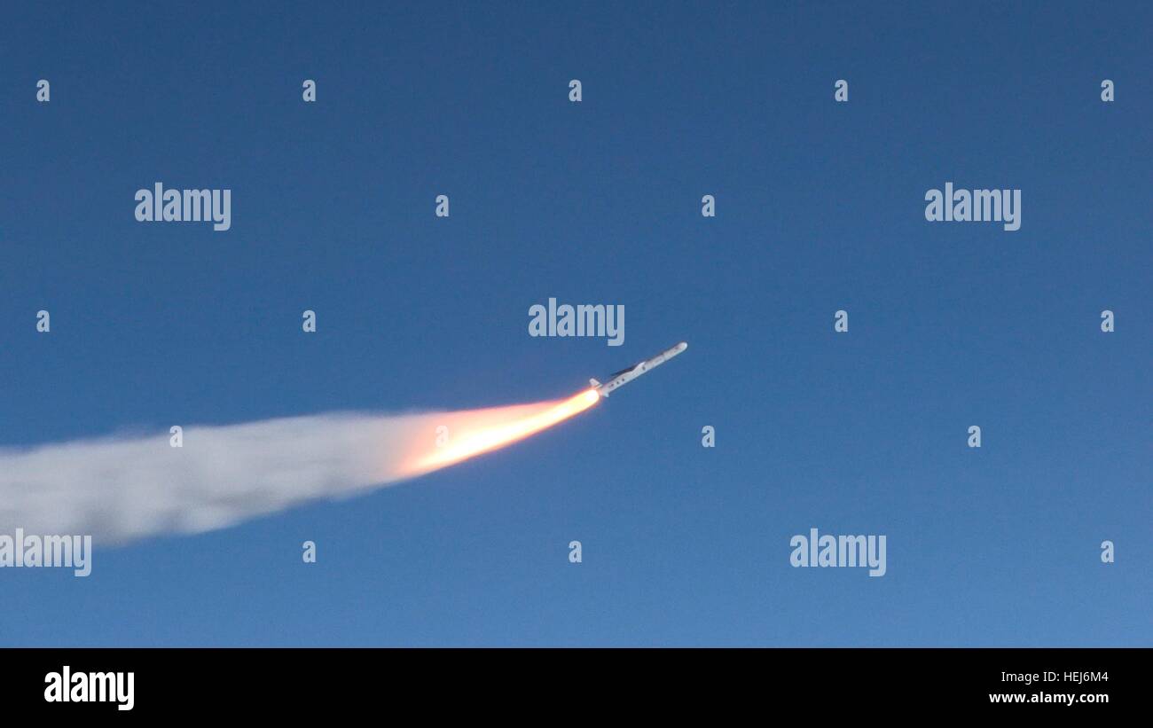 L'orbitale ATK Pegasus XL e a razzo NASA CYGNSS lanci spaziali sull Oceano Atlantico dopo essere stato portato in alto da un ATK orbitale L-1011 aeromobili Stargazer Dicembre 15, 2016 vicino a Daytona Beach, Florida. Foto Stock