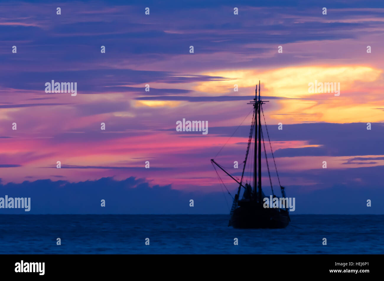 Pirate barca a vela sul mare navigando verso il tramonto. L'immagine è stata presa da Palm Beach di Aruba, nel mar dei Caraibi. Foto Stock