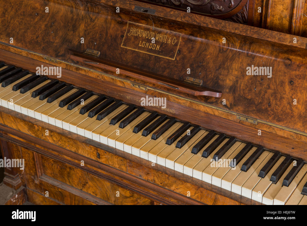 Un bianco Broadwood & Co pianoforte verticale ancora in buone condizioni all'interno di una casa abbandonata a Bury, Norfolk, Regno Unito Foto Stock