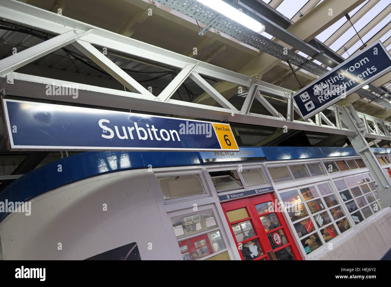 Surbiton Stazione ferroviaria sala attesa sulla piattaforma 3, Kingston,West London,l'Inghilterra,UK Foto Stock