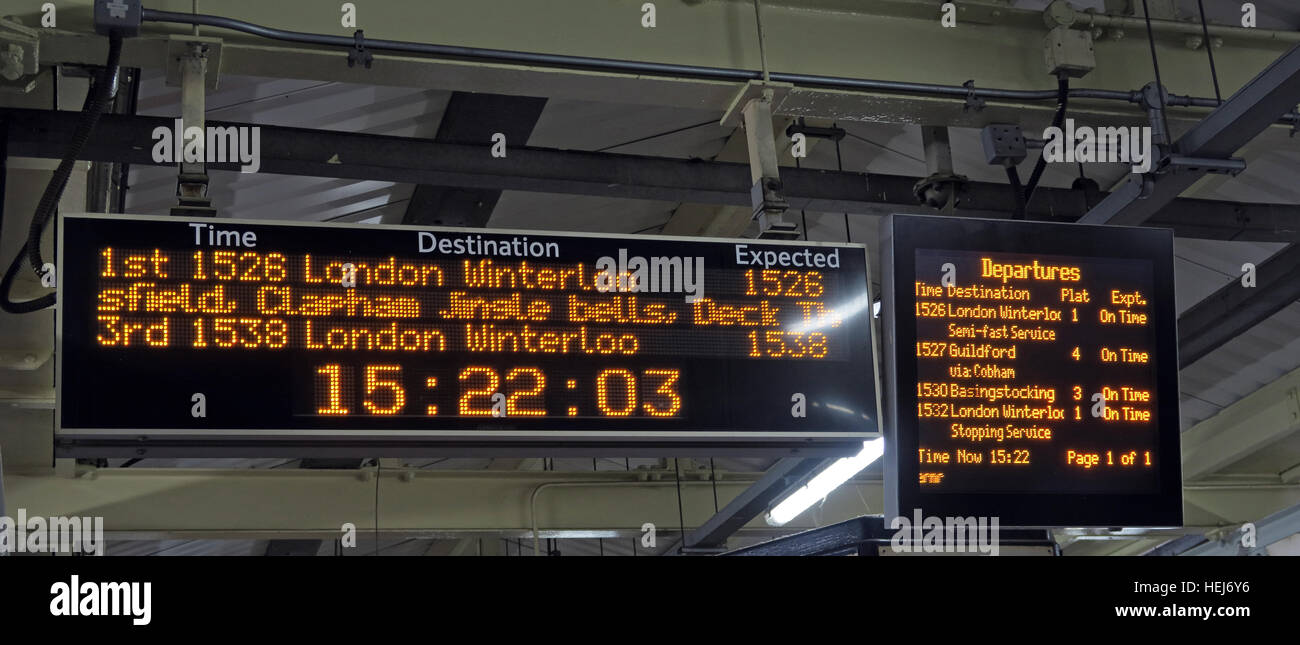 Christmas Festive umorismo sul sud-ovest informazioni treni visualizza, nel centro di Londra,l'Inghilterra,UK Foto Stock