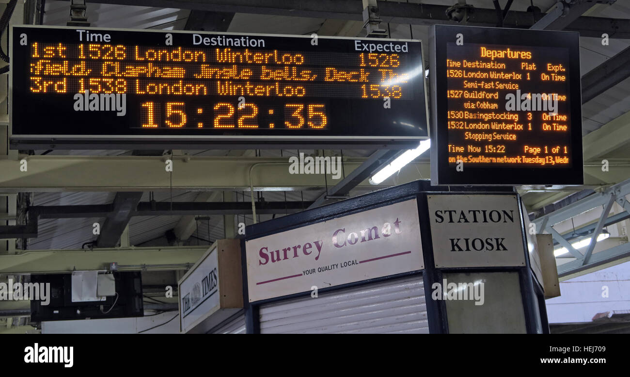 Christmas Festive umorismo sul sud-ovest informazioni treni visualizza, nel centro di Londra,l'Inghilterra,UK Foto Stock