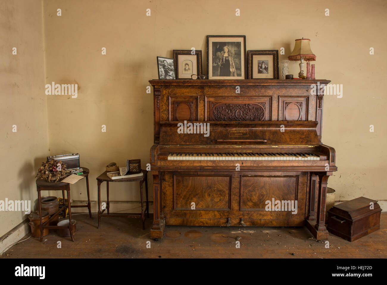 Un bianco Broadwood & Co pianoforte verticale ancora in buone condizioni all'interno di una casa abbandonata a Bury, Norfolk, Regno Unito Foto Stock