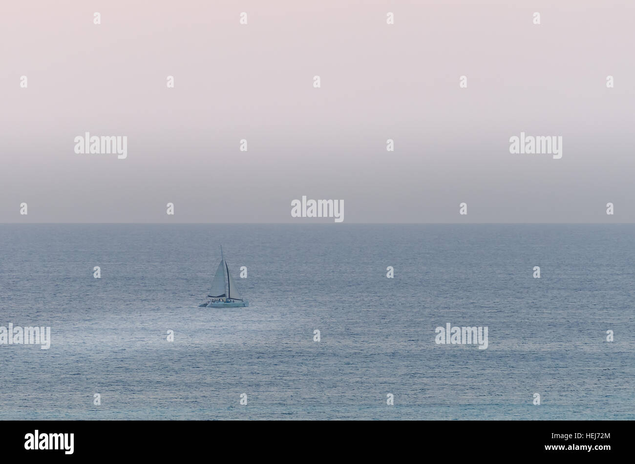 Barche a vela in mare la navigazione sotto il tramonto. L'immagine è stata presa da Palm Beach di Aruba, nel mar dei Caraibi. Foto Stock