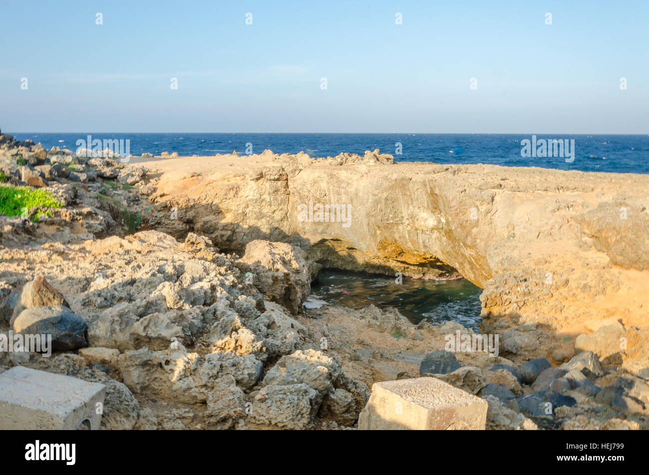 Vista panoramica del turchese ponte naturale spiaggia presso il Mar dei Caraibi ad Aruba. Foto Stock