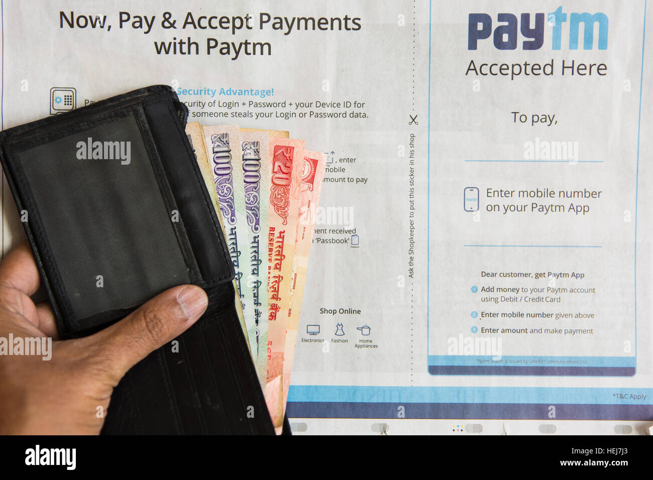 HYDERABAD, INDIA - Dicembre 22,2016 pagamenti con Paytm pubblicità su giornali in India,Indiana rupia 100,20 rupee,10 rupee nota Foto Stock