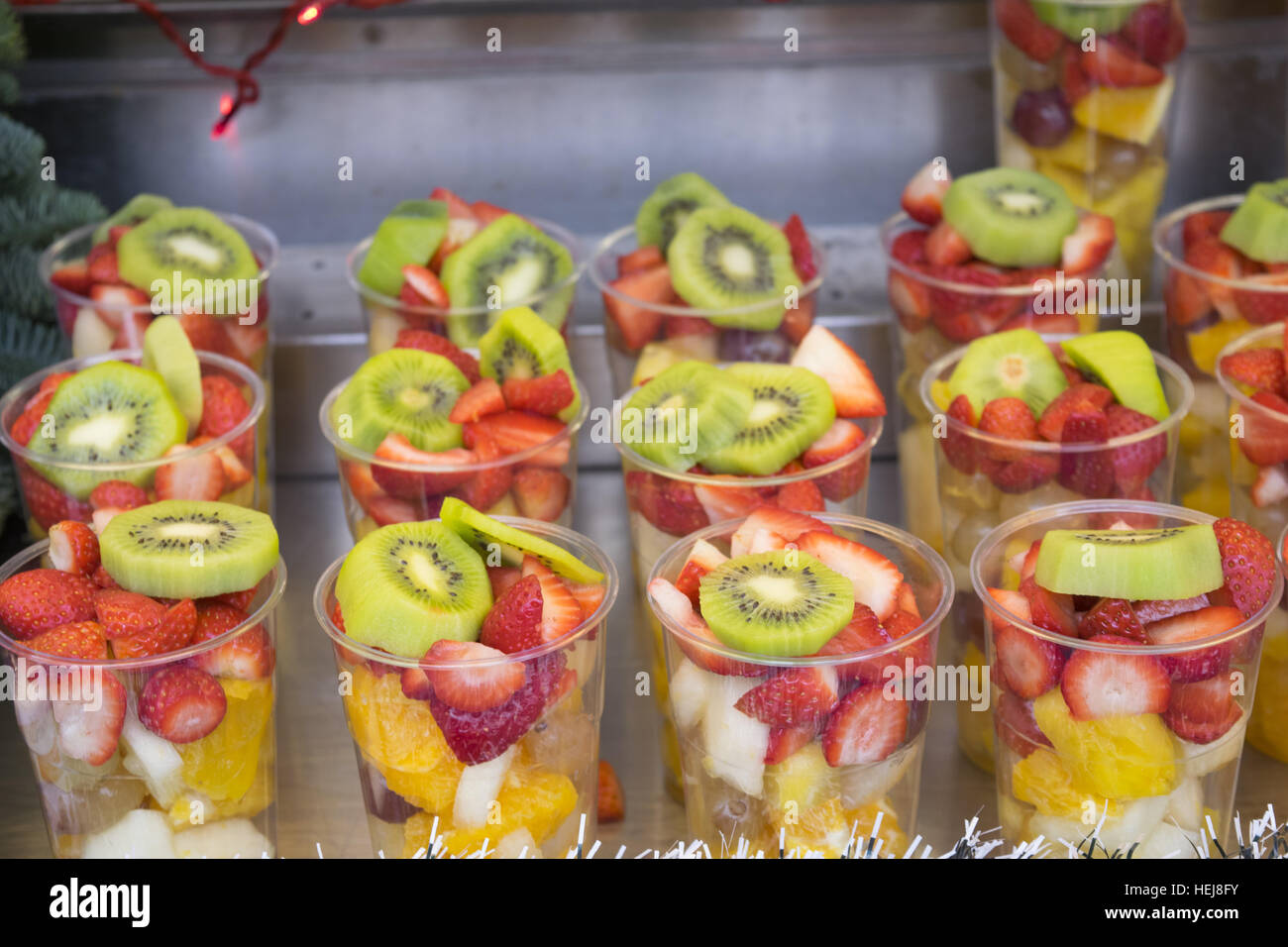 Cocktail freschi con varietà di frutta fresca Foto Stock